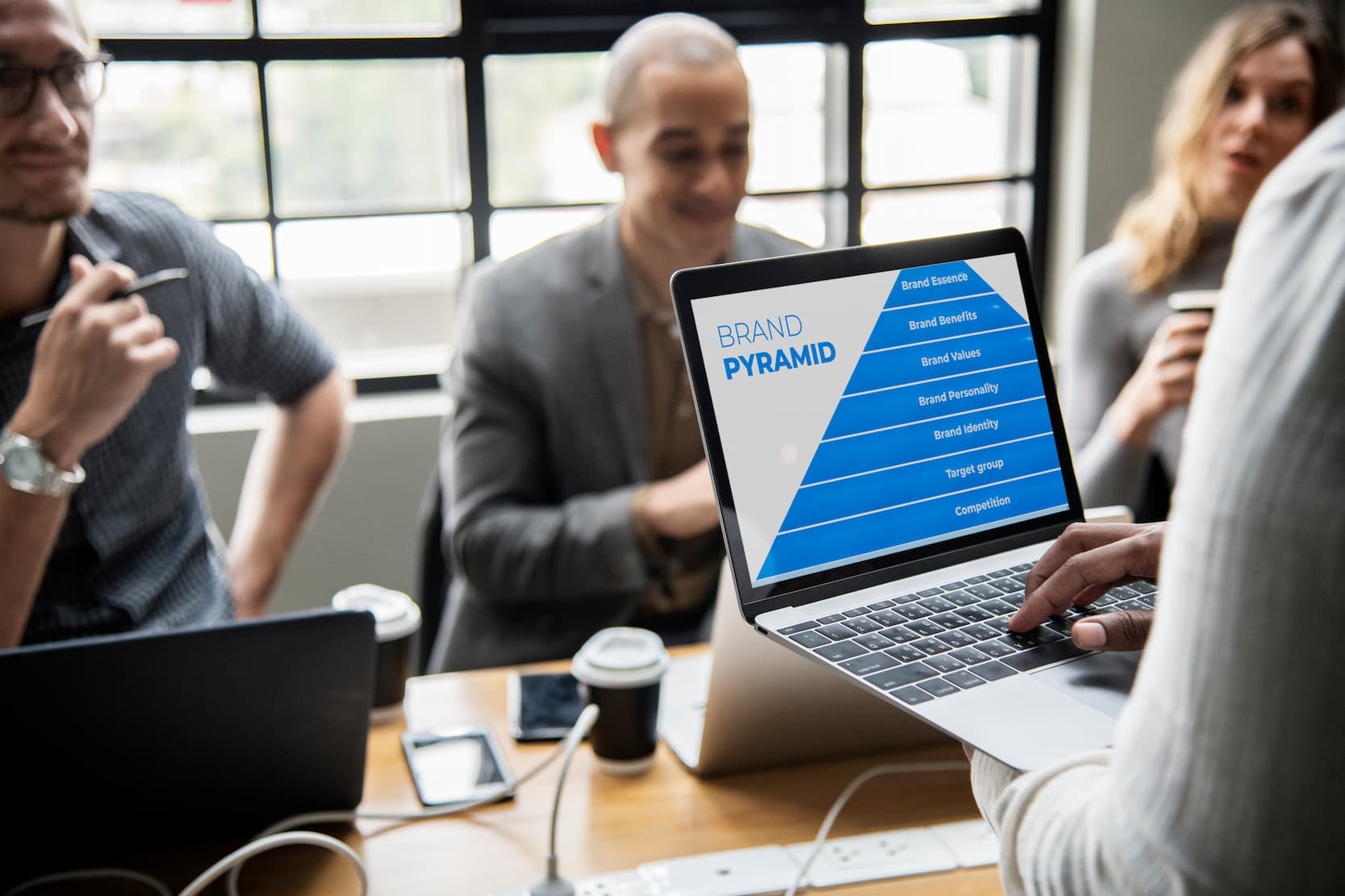 Een team bespreekt merkstrategie rond een visueel model