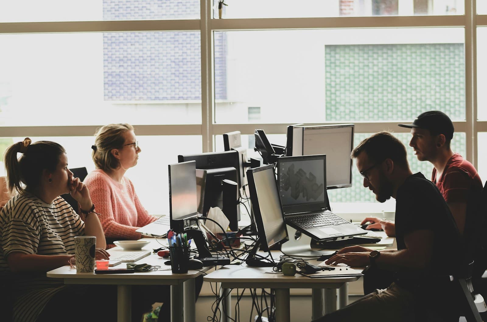 Een softwareteam werkt samen in een lichte kantoorruimte