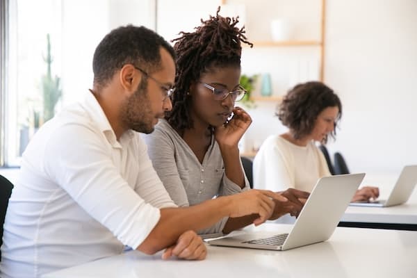Mensen werken samen aan digitale software