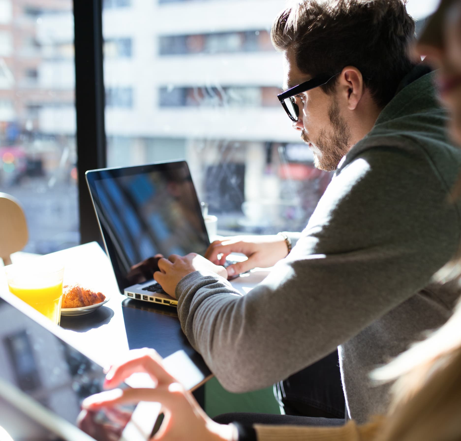 Een ontwerpteam werkt samen rond een laptop